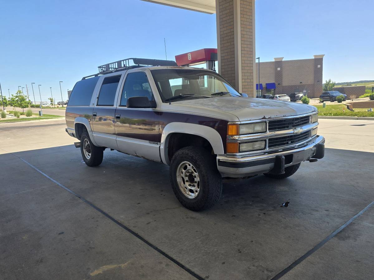 Chevrolet-Suburban-2500-diesel-1994-red