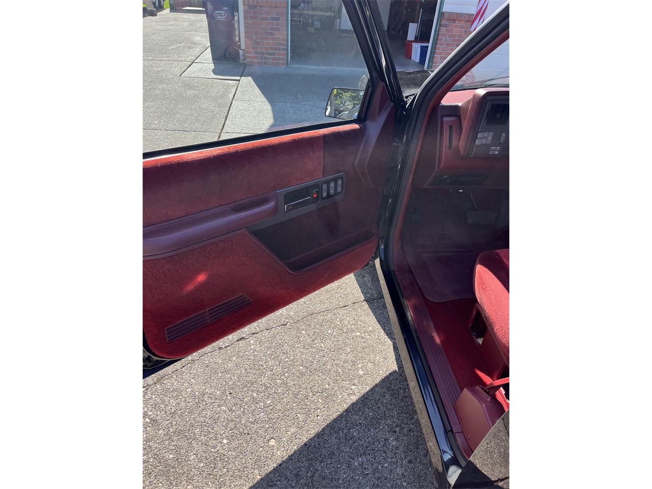 Chevrolet-Super-sport-1990-Black-Red-6
