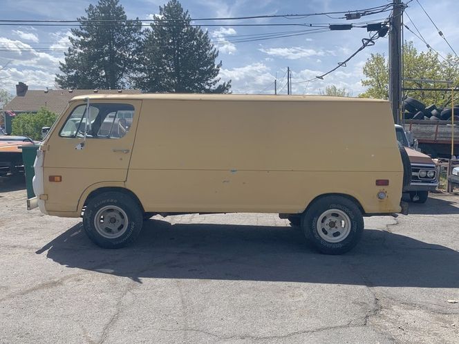 Chevrolet-Van-1968-Yellow-Brown-16