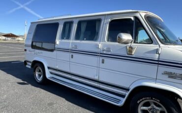 Chevrolet-Van-1988-White-Blue-1