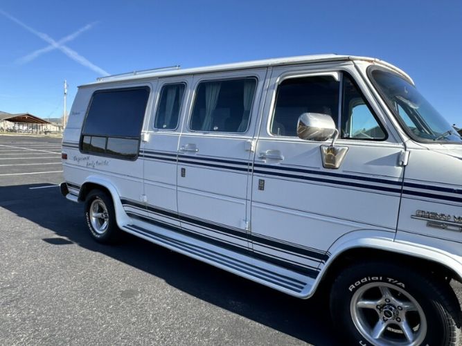 Chevrolet-Van-1988-White-Blue-1