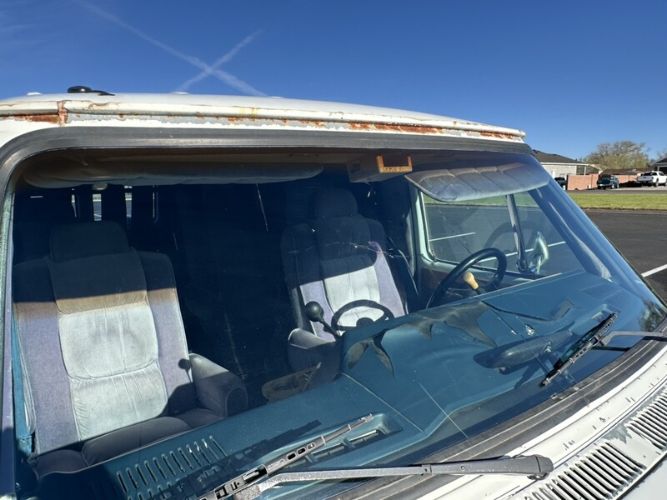 Chevrolet-Van-1988-White-Blue-10