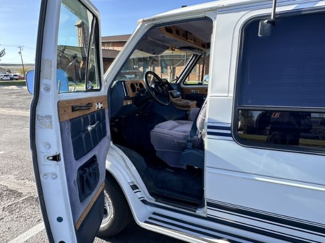 Chevrolet-Van-1988-White-Blue-11