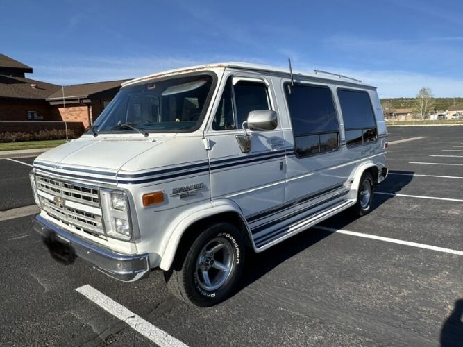 Chevrolet-Van-1988-White-Blue-13