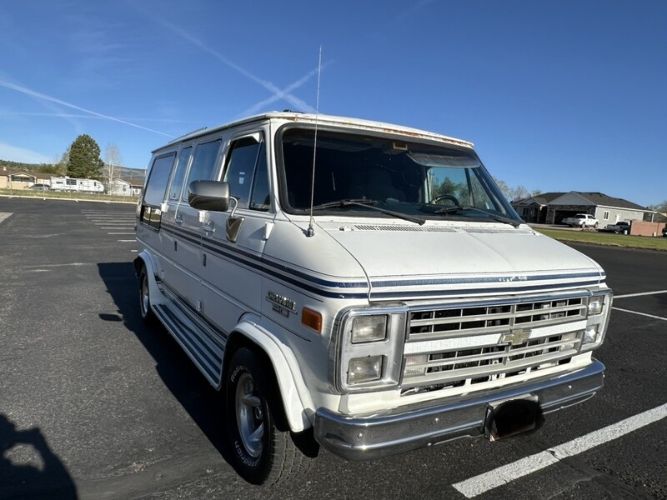 Chevrolet-Van-1988-White-Blue-2