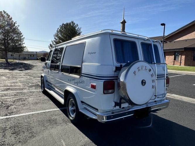 Chevrolet-Van-1988-White-Blue-3