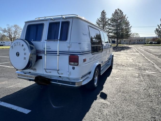Chevrolet-Van-1988-White-Blue-4