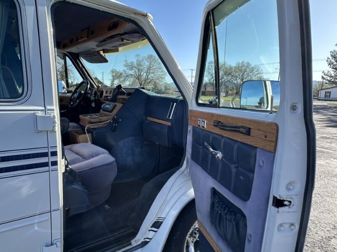 Chevrolet-Van-1988-White-Blue-9