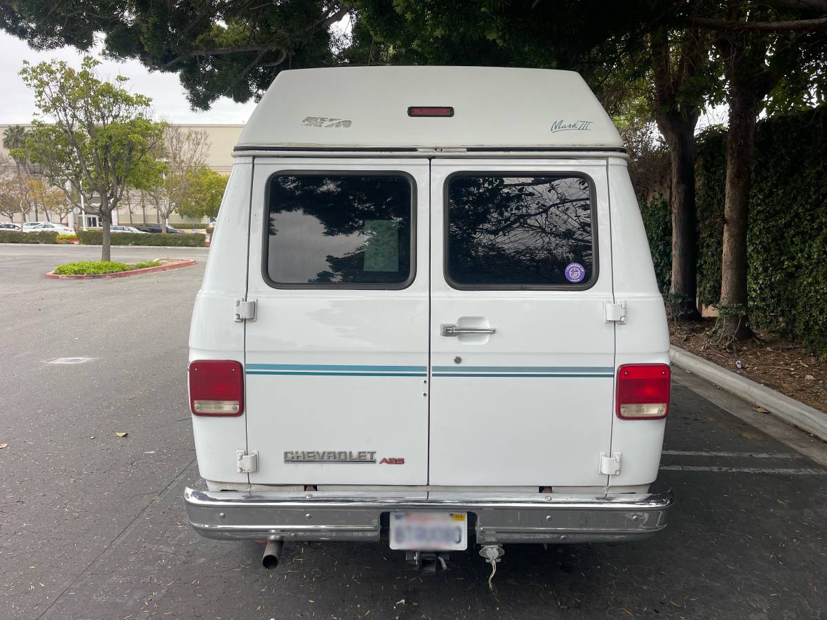 Chevrolet-Van-1993-white-4