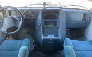 Chevrolet-Van-1993-white-8