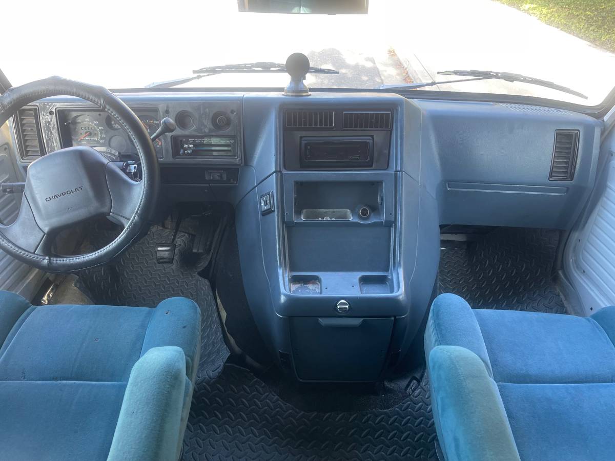 Chevrolet-Van-1993-white-8