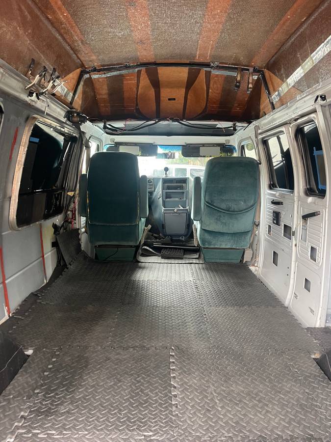Chevrolet-Van-1993-white-9