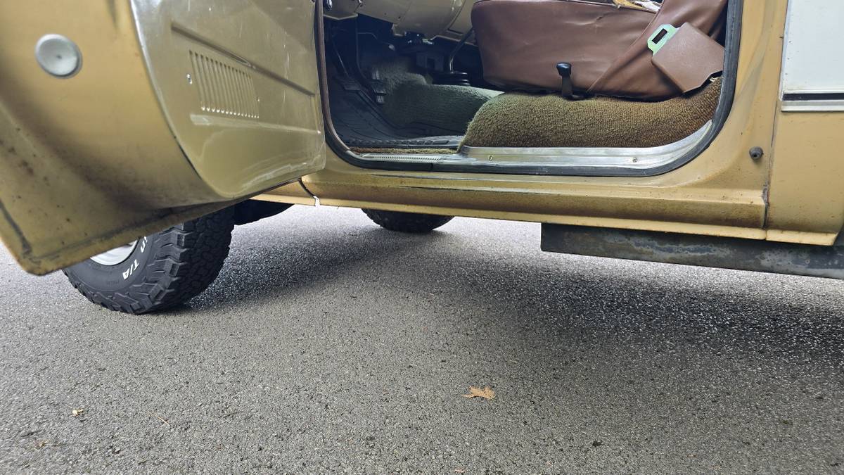 Chevrolet-c20-1975-brown-17
