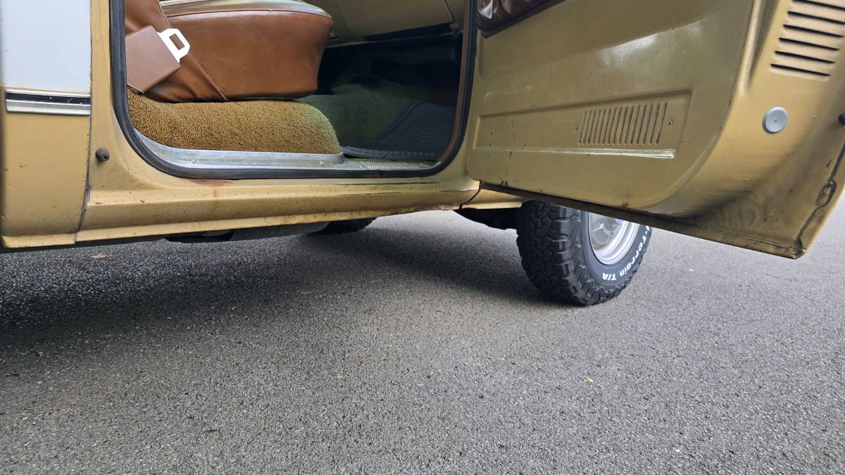 Chevrolet-c20-1975-brown-19
