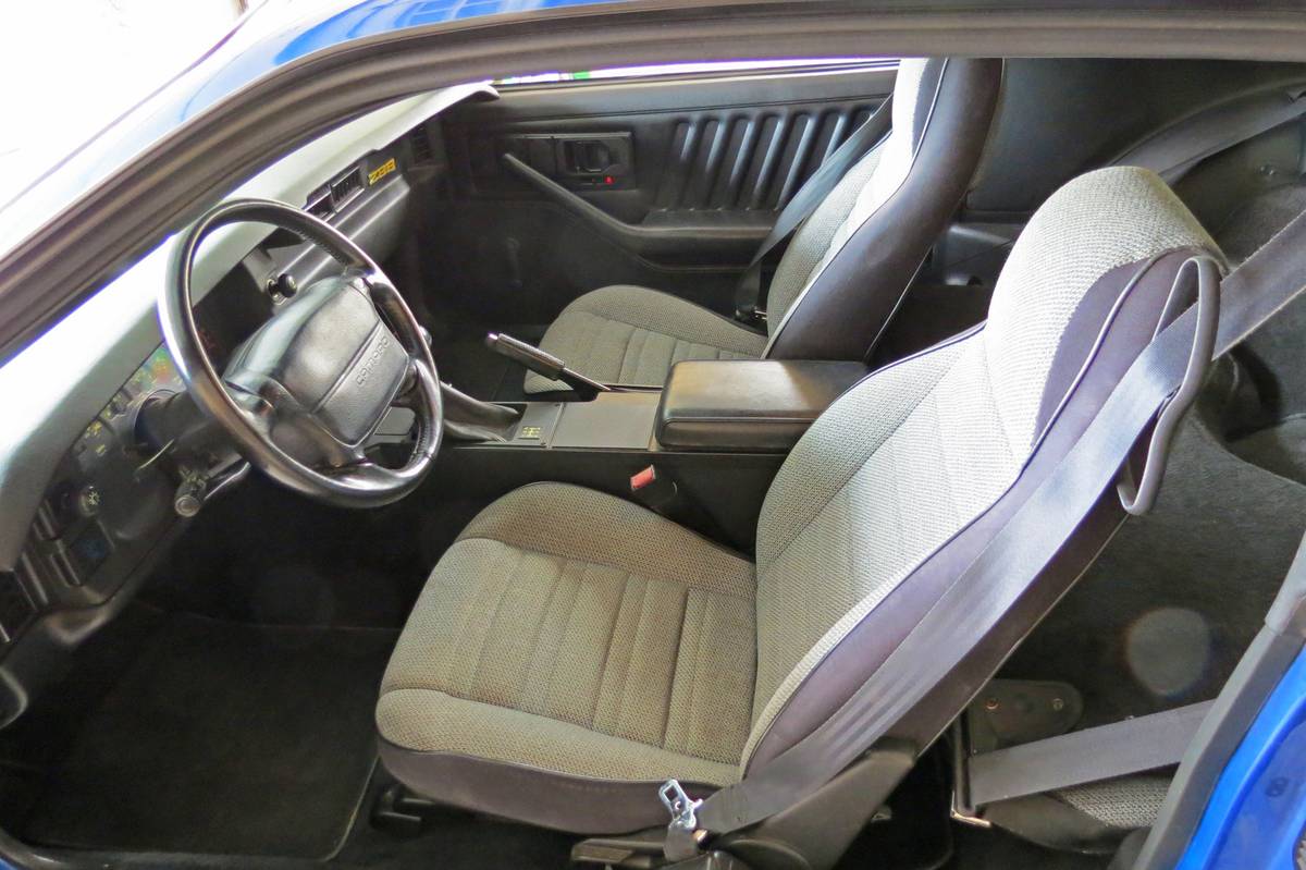 Chevrolet-camaro-z28-1991-blue-3