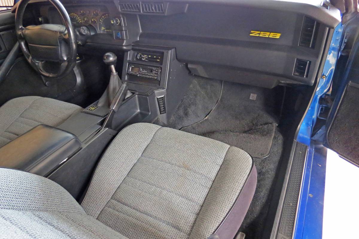 Chevrolet-camaro-z28-1991-blue-4
