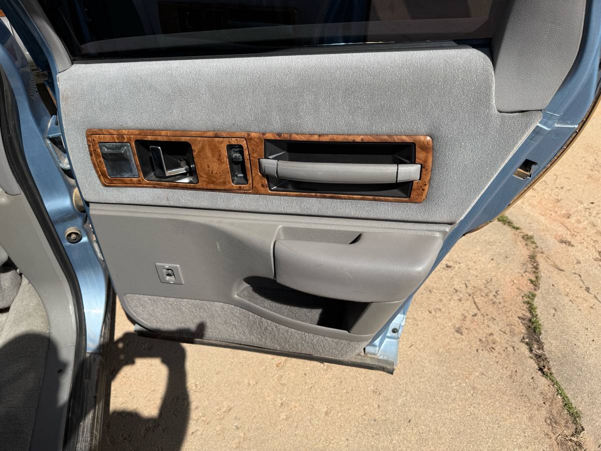 Chevrolet-caprice-classic-1993-blue-23