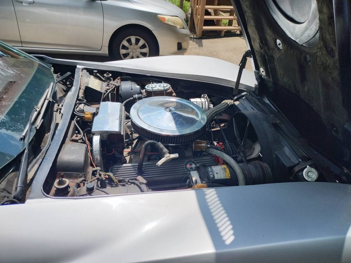 Chevrolet-corvette-1973-grey-10