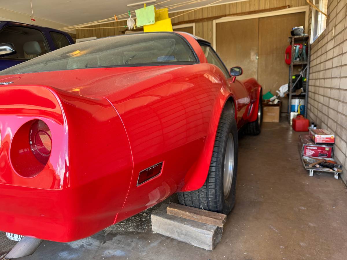 Chevrolet-corvette-1980-red-7