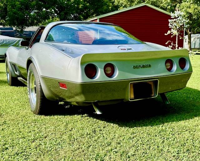 Chevrolet-corvette-1980-silver-3