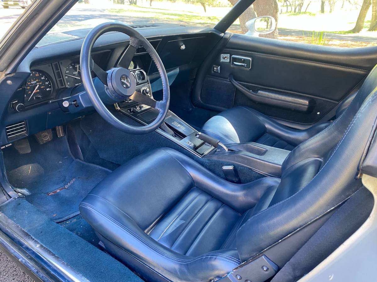 Chevrolet-corvette-1981-silver-2