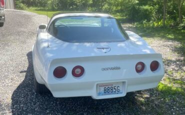 Chevrolet-corvette-1981-white-1