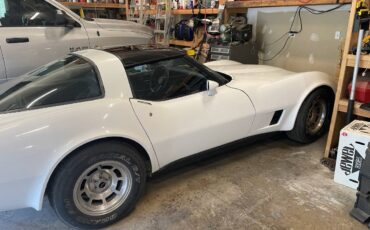 Chevrolet-corvette-1981-white-3