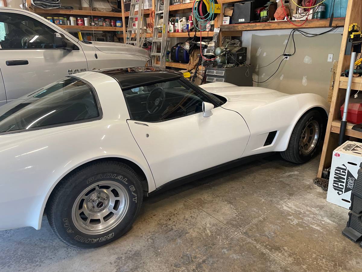 Chevrolet-corvette-1981-white-3