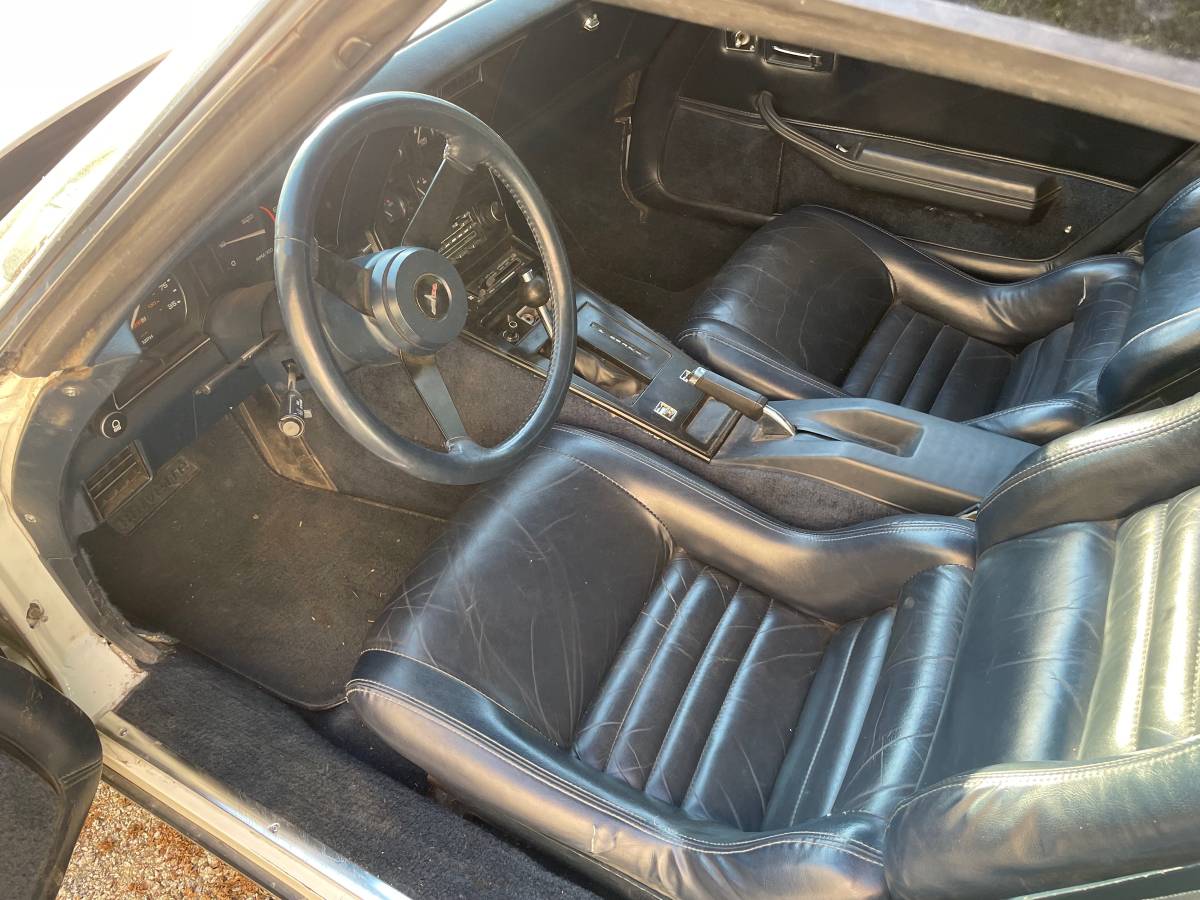 Chevrolet-corvette-1981-white-4