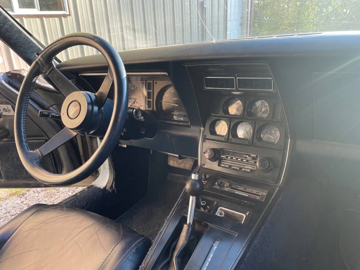 Chevrolet-corvette-1981-white-5