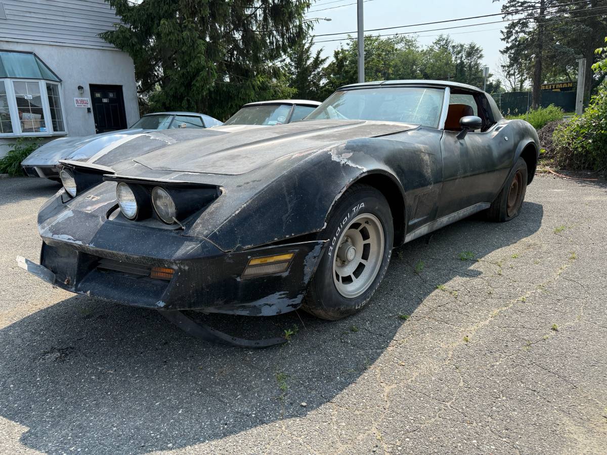 Chevrolet-corvette-1982-black-2