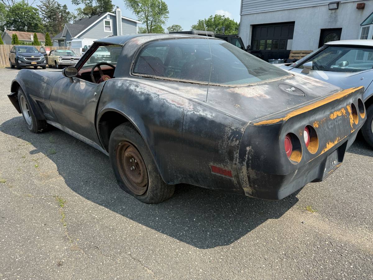 Chevrolet-corvette-1982-black-3