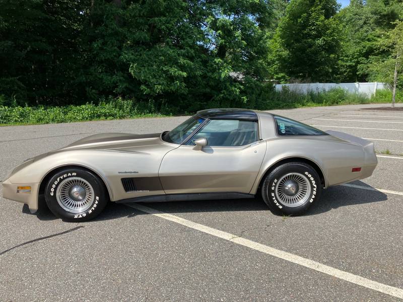 Chevrolet-corvette-1982-grey-1