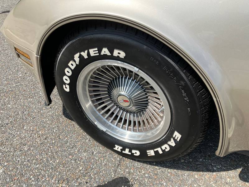Chevrolet-corvette-1982-grey-11