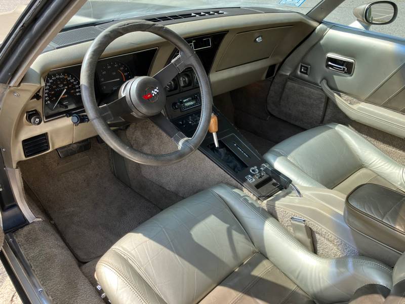 Chevrolet-corvette-1982-grey-13