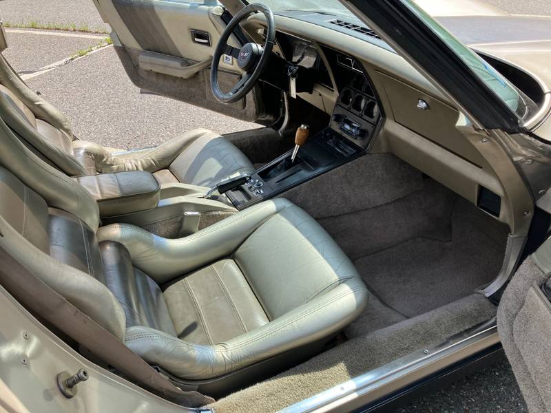 Chevrolet-corvette-1982-grey-14