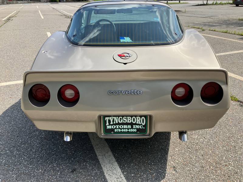 Chevrolet-corvette-1982-grey-9