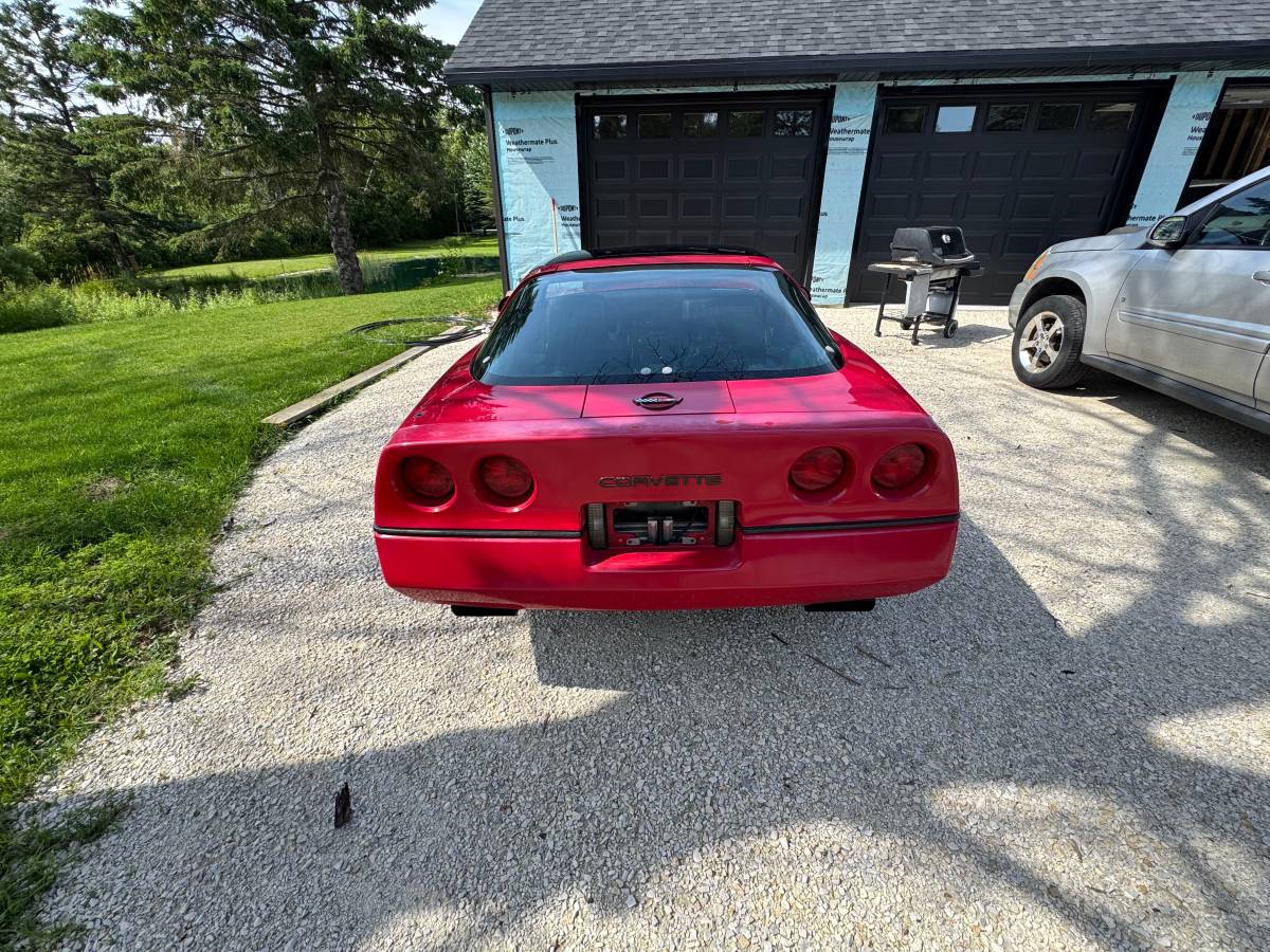 Chevrolet-corvette-1985-red-2