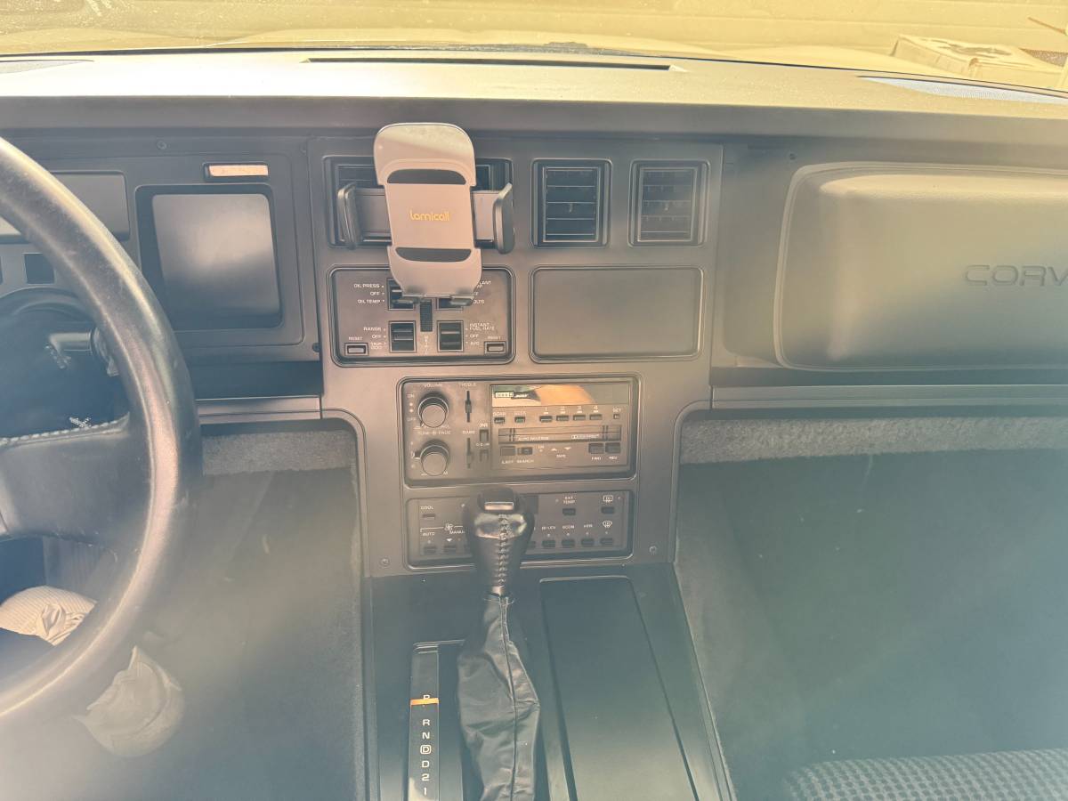 Chevrolet-corvette-1987-white-5