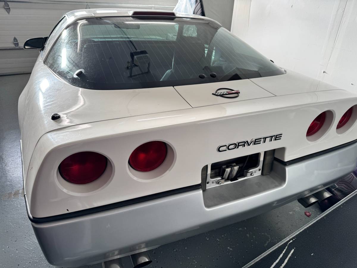 Chevrolet-corvette-1987-white-7