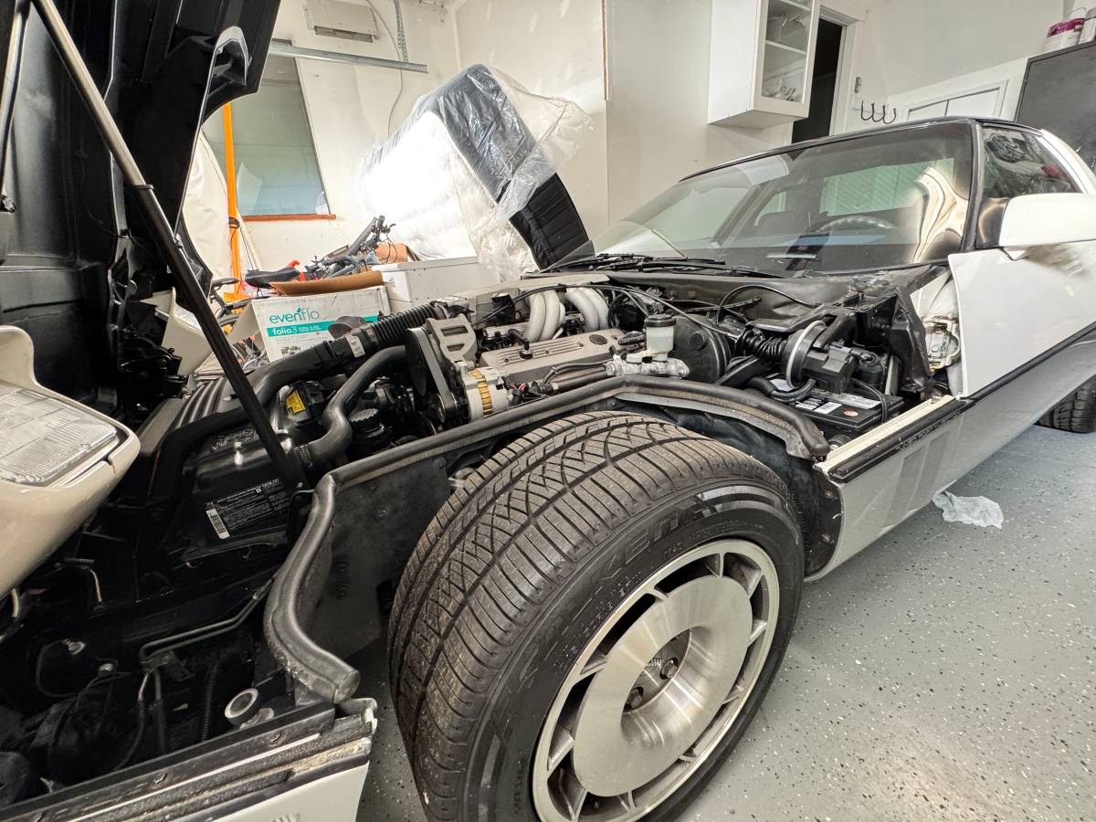 Chevrolet-corvette-1987-white-9