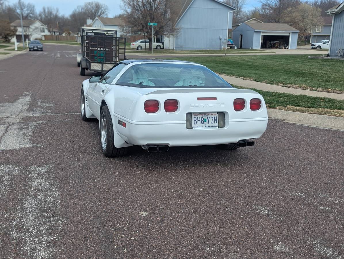 Chevrolet-corvette-1992-white-2