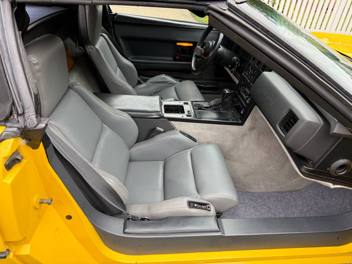 Chevrolet-corvette-convertible-1986-yellow-12