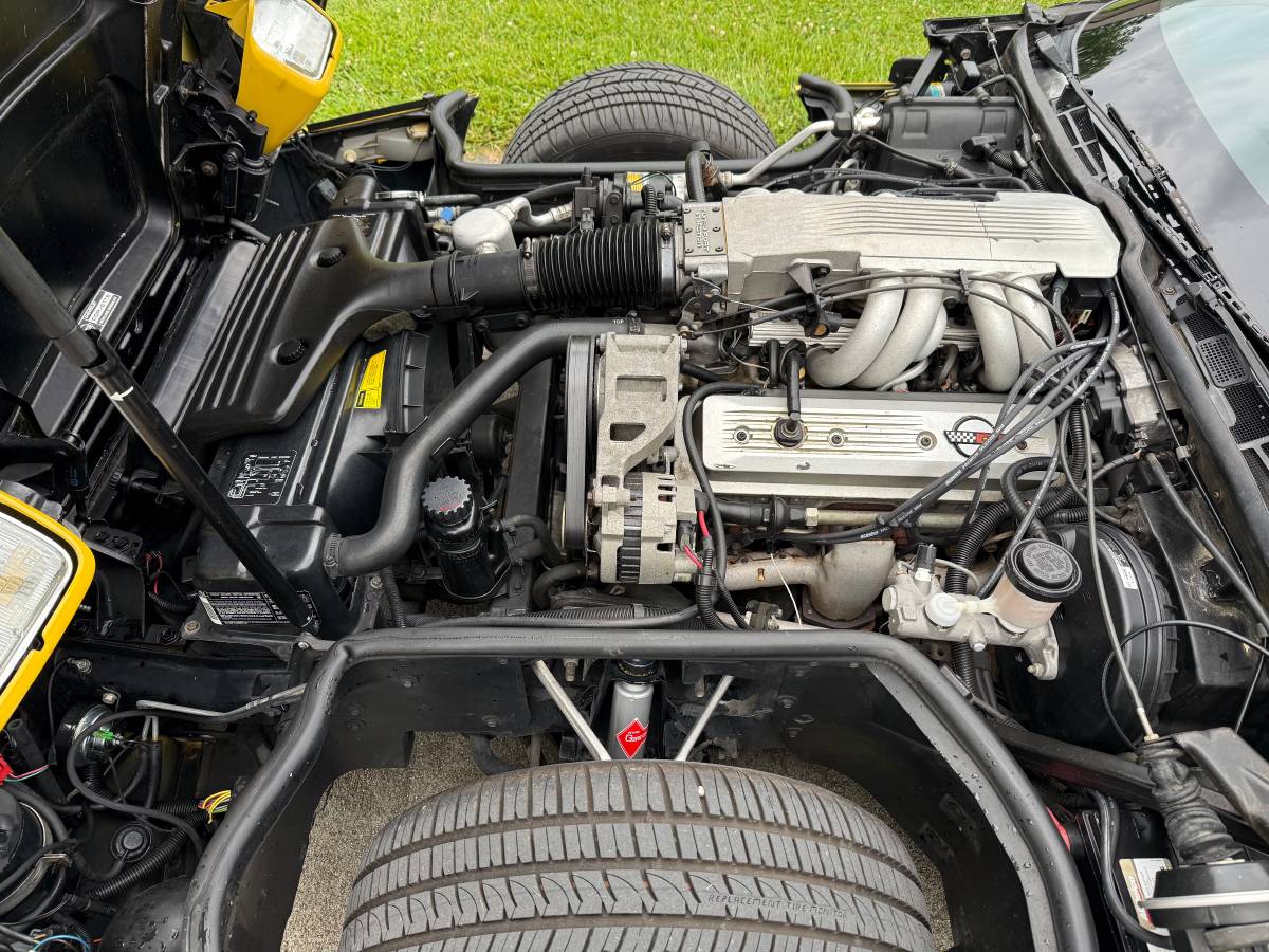 Chevrolet-corvette-convertible-1986-yellow-17