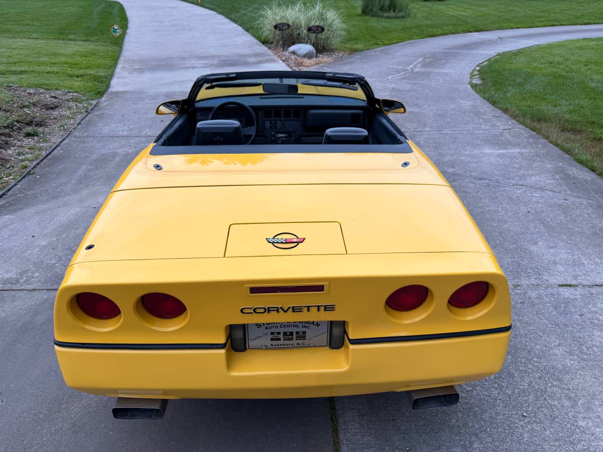 Chevrolet-corvette-convertible-1986-yellow-2