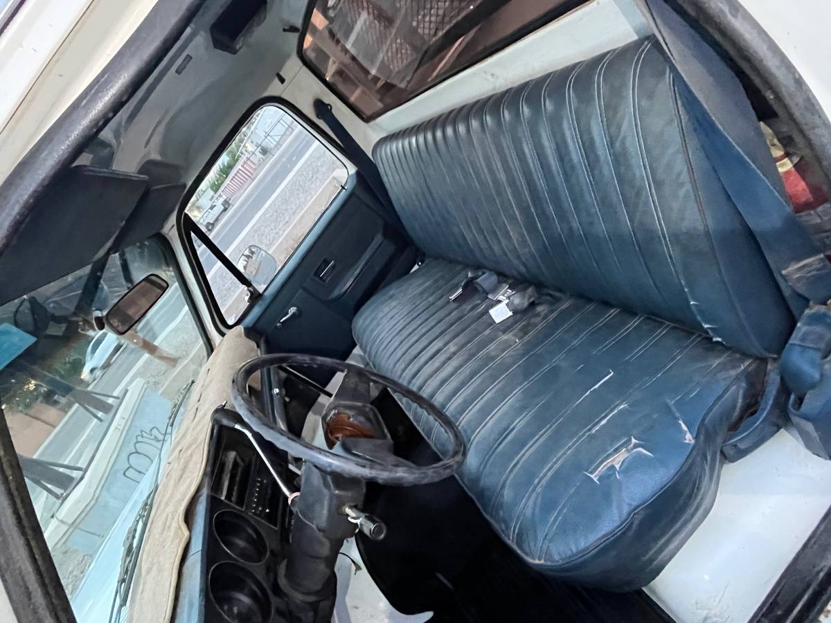 Chevrolet-r20-1983-white-15