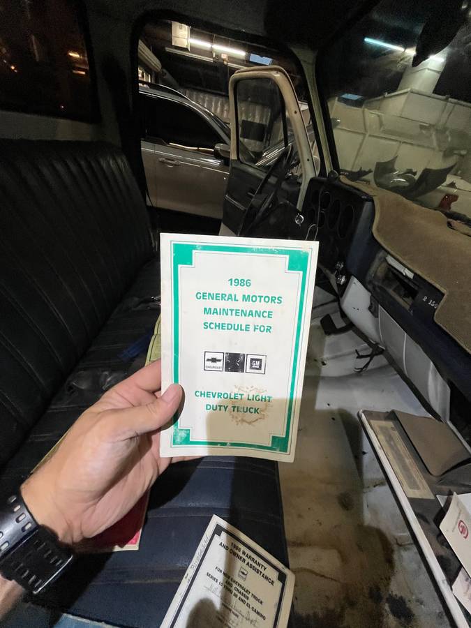Chevrolet-r20-1983-white-2