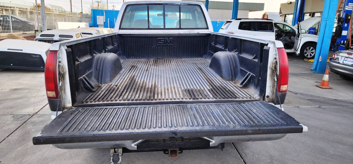 Chevrolet-silverado-k2500-4x4-1993-silver-3