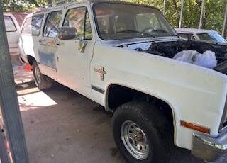 Chevrolet-suburban-1984-white-2