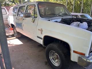 Chevrolet-suburban-1984-white-2